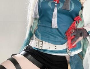 Hatori Sama的那套礼服，下载吧，虽然我还在想这颜色真的适合她吗？
