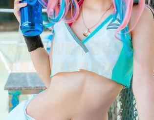 哎呀，Kuuko W的精选写真集：堕姬，记得不要把眼睛撇到那张沙发上啊！