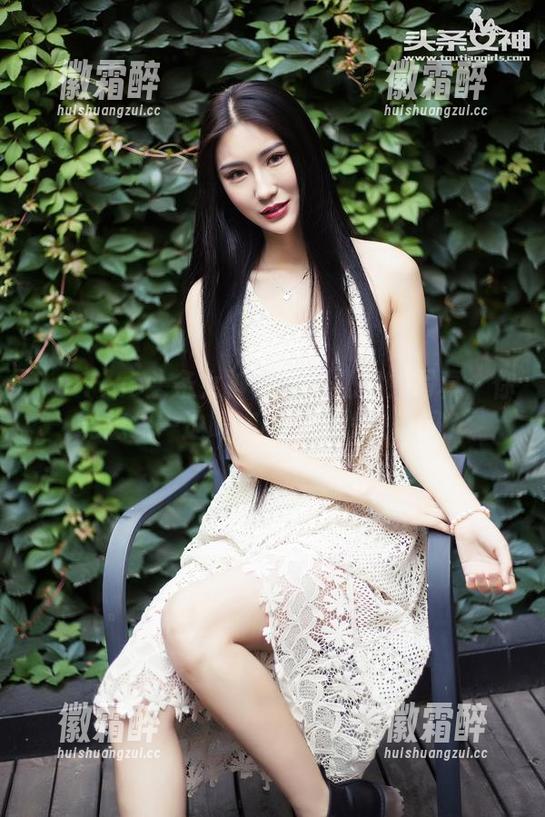 TouTiao头条女神 - 信悦儿空姐写真：你能想象一边喝咖啡一边收快递吗？