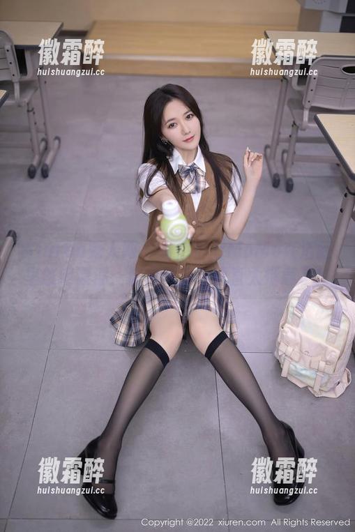 Xiuren秀人网 - 看伊小七MoMo在浴缸里悠闲漂浮：这套图分享简直太惬意了！