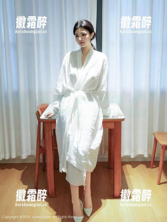 Xiuren秀人网-小逗逗 Xiuren秀人网 - 吊带一穿就是“她”?小逗逗的作品集更新,思维又开始跑偏了。