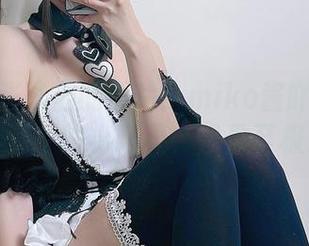 看这一张泳池的照片！miko酱吖宛如融入其中的小精灵，轻盈至极。