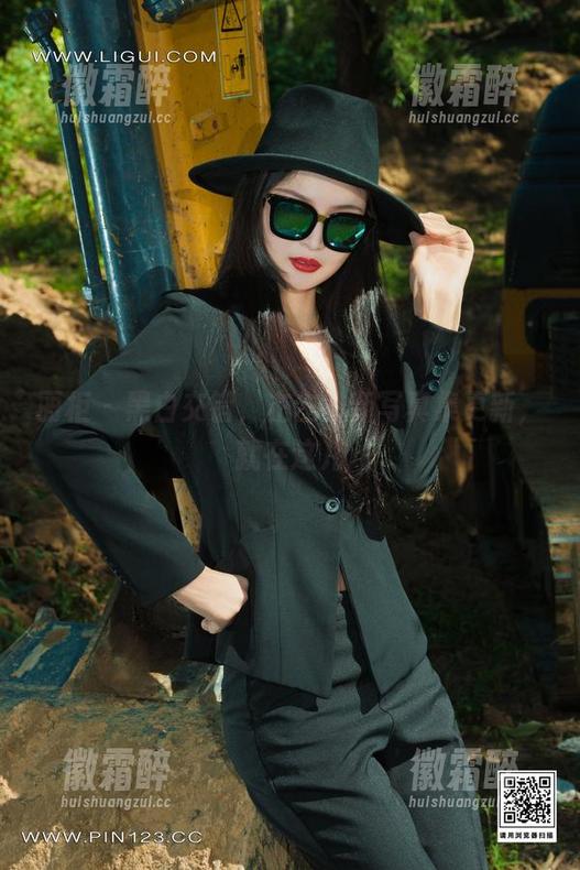 丽柜 - 黑白交错，左左的新写真集更新，就在这儿