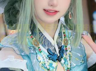 写真中的加藤惠礼服与千阳快起床的认真面孔，搭配得像糖和盐，别问我，难以形容。