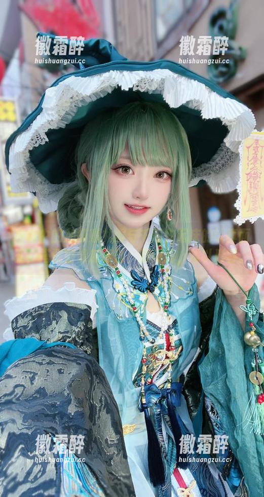 写真中的加藤惠礼服与千阳快起床的认真面孔，搭配得像糖和盐，别问我，难以形容。