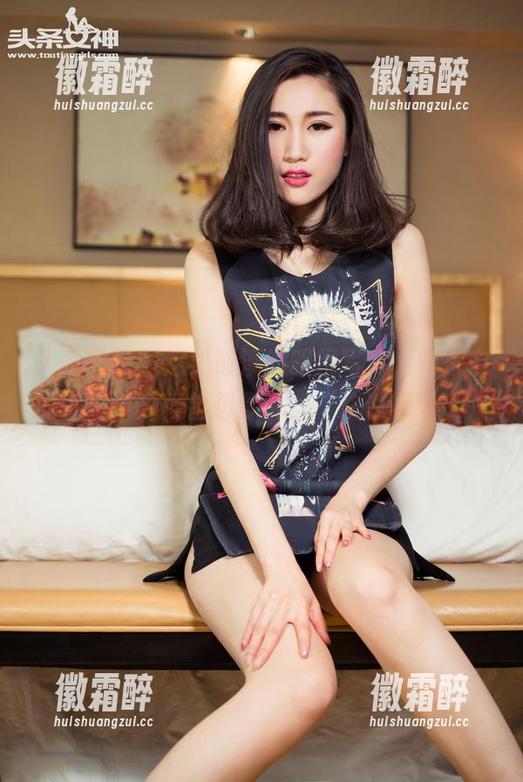 头条女神 - 这组筱溪的眼镜写真，图片中的每一个角度都想你说，“快说好看！”