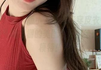 微密圈 - 真人版小玉吃果冻穿皮衣，写真中都是气场爆棚的美图，好想给她报名做模特！