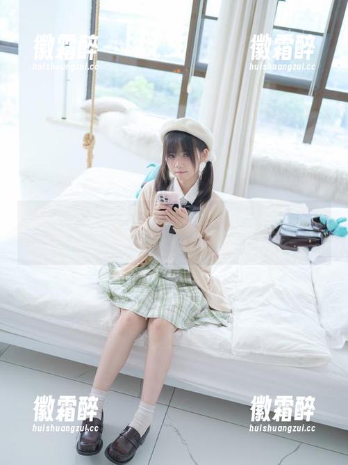 少女秩序-小满 少女秩序 - 小满私拍:她的礼服在镜头下的任性。