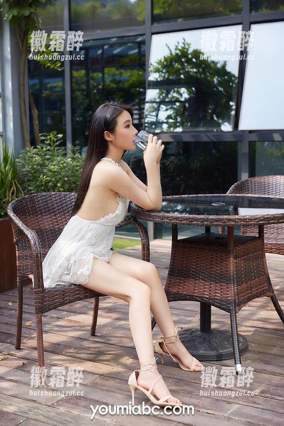 尤蜜荟 - 若有所思的尹菲：她的最新作品集，把裸足的诗意展现得淋漓尽致