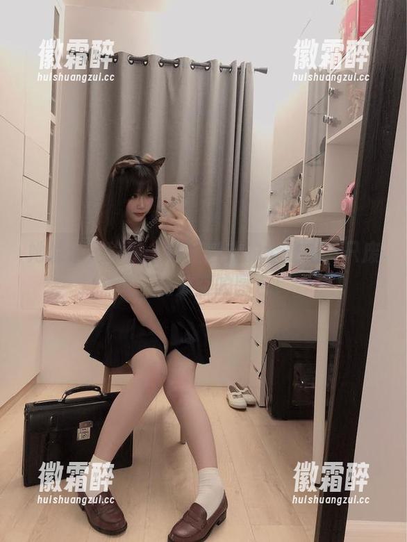 是一只废喵了 她说这是瑜伽,但我看到的全是是一只废喵了在放空的图包!