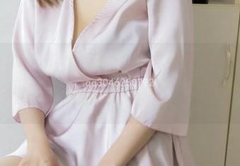 梦丝女神 - 资源播报：玥玥在家中演绎小淑女，光影斑驳的那一刻让我停了下来。