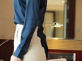 模范学院 - 翻到艾希儿的原图，少女的眼神，似乎在说：快来呀！