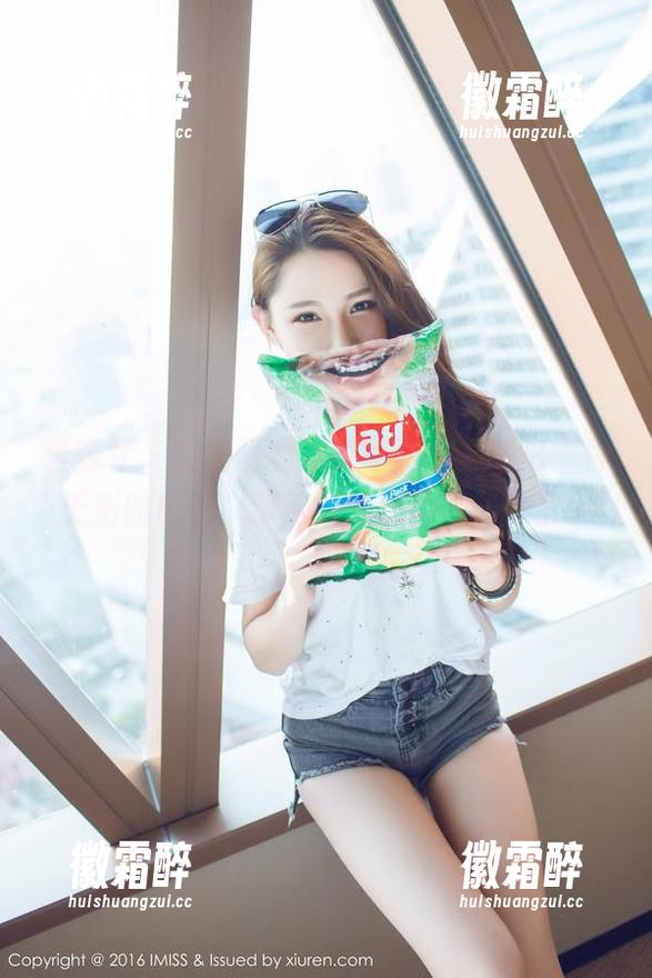 爱蜜社-萌白酱 爱蜜社 - 萌白酱的美脚写真,折射出一种无形的自信,单纯地被那份吸引住了。