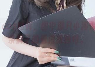白银81cos短裤，图中那只小狗似乎对这条裤子的看法很独特。