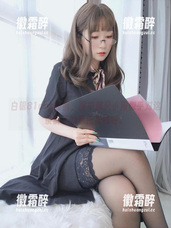 白银81cos短裤，图中那只小狗似乎对这条裤子的看法很独特。