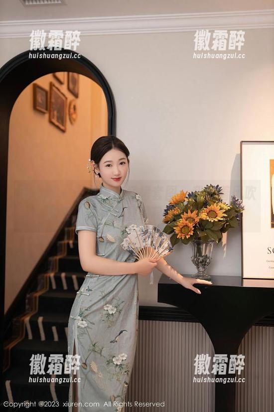 秀人网 - 千夜未来红裙套图：我试着风吹裙摆，但其实只想稳定我的发型