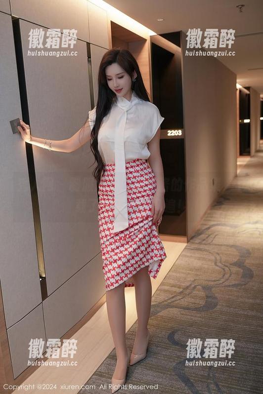 秀人网 - 制服风潮：圆圆酱的作品集，下载了能看上好几遍！