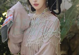 秀人网 - 小泡芙vs夏天：作品分享如同冰饮料上面的那颗樱桃