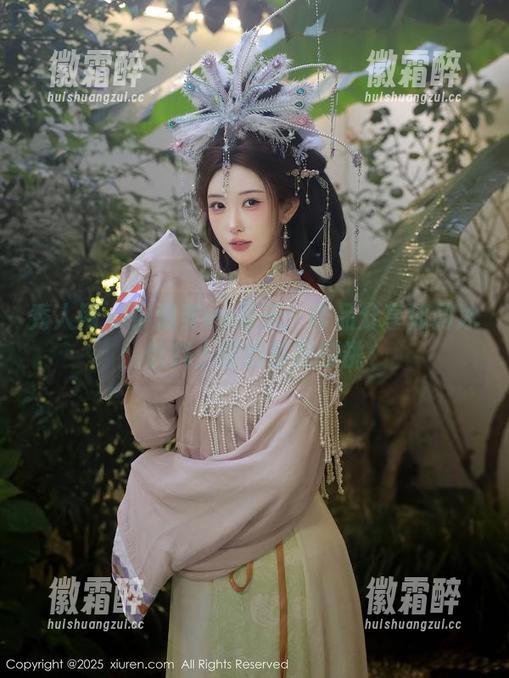 秀人网 - 小泡芙vs夏天：作品分享如同冰饮料上面的那颗樱桃