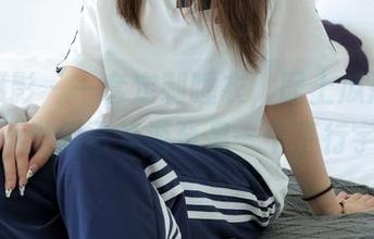 绮梦摄影 - 一套定制睡衣，配上瓜瓜的写真，不觉间已梦游至另一个平行宇宙。