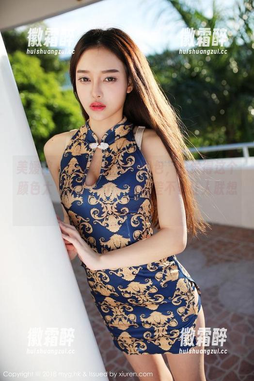 美媛馆 - 王雨纯的纯白图包，总觉得这个颜色太“无辜”了，实际差不多让人联想到洁癖症。