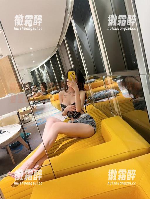 微密圈 - 看葛征的这组私拍，波点吊带袜甚至让我觉得稍稍“失礼”一点儿都不为过？