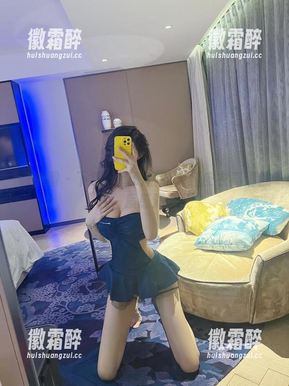 微密圈 - 下载这套葛征的大红皮衣高清照片，质感满满！