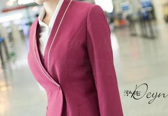 青豆客 - 汪佩妮Penny的红裙私拍——还以为是门神，结果是门前的完美引诱！