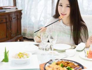 魅妍社 - 九儿的泳池时光，高清版里有浪花的细节