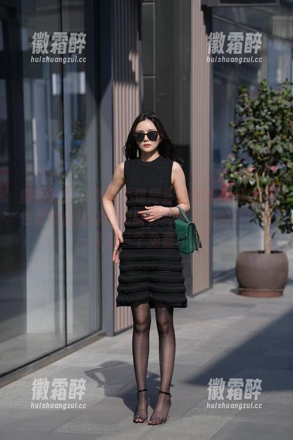 魔镜街拍 - 你信不信婷婷的黑丝美腿和白色吊带会让你的眼睛有种吃了糖的甜？——又是一个免费作品！