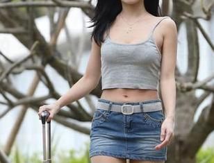 魔镜街拍 - 曼曼你又来了！美腿原图现已开放下载，注意：会被路过的单身狗看得心痛加倍哦。