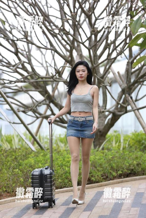 魔镜街拍 - 曼曼你又来了！美腿原图现已开放下载，注意：会被路过的单身狗看得心痛加倍哦。
