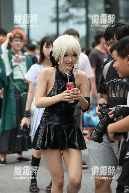 魔镜街拍高清记录，有时只需看一眼粉红牛仔热裤小姐姐，再不会觉得牛仔裤无趣！