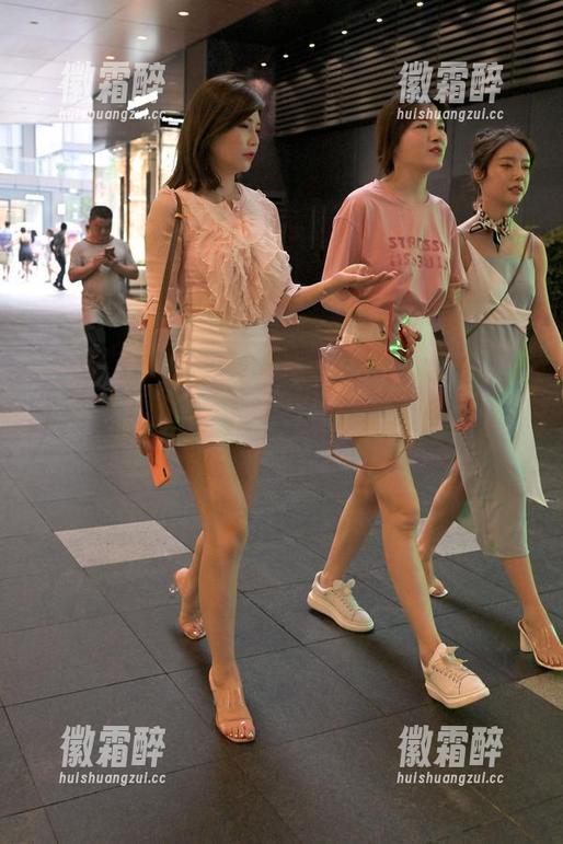 魔镜街拍的白色裙装写真，这墙上贴上后，每次路过都要多看两眼，太直击心灵了。
