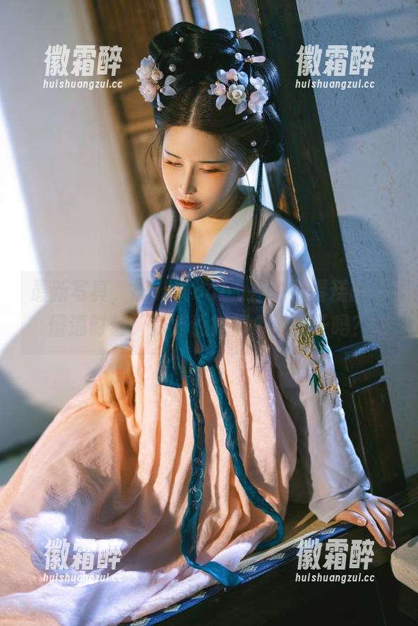 最新写真，鹿八岁baby在生日蛋糕前的懵逼时刻，我能说她像个小孩子吗？